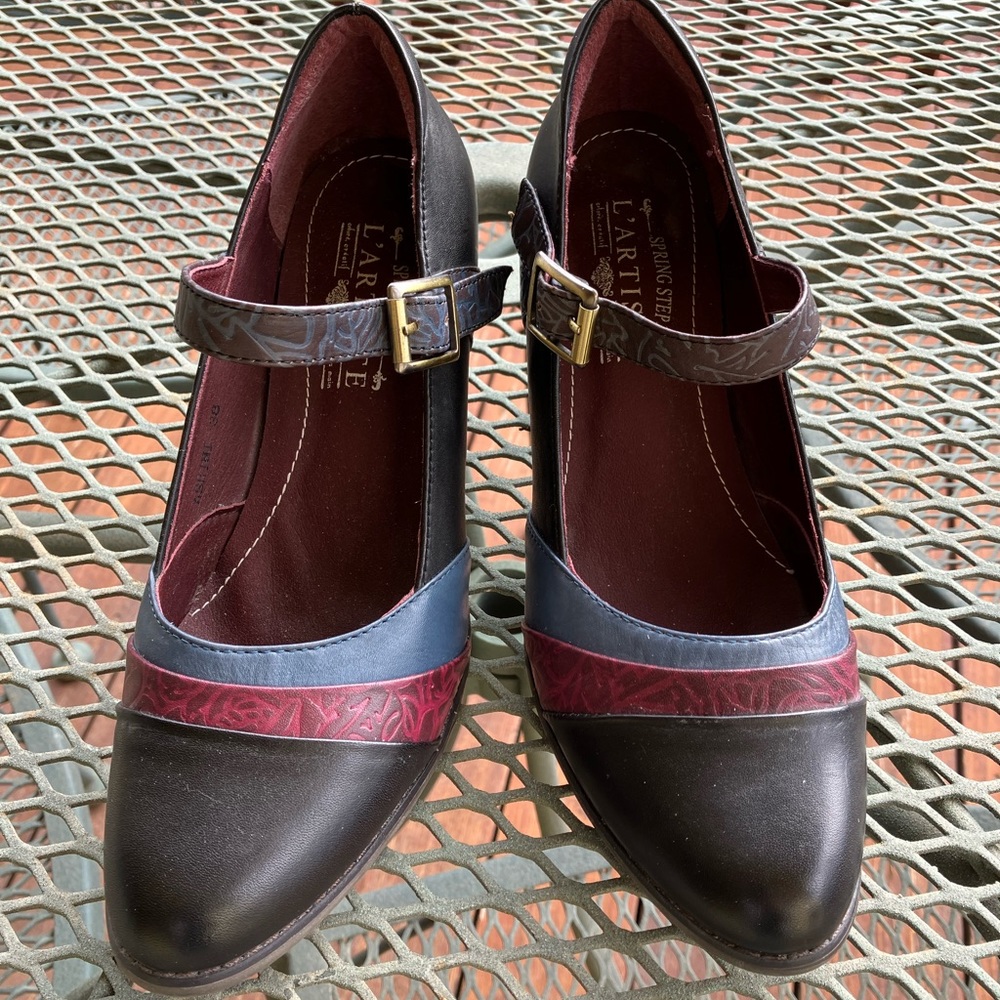 Spring step pumps black,burgundy and blue. Size 38. 3”heel.